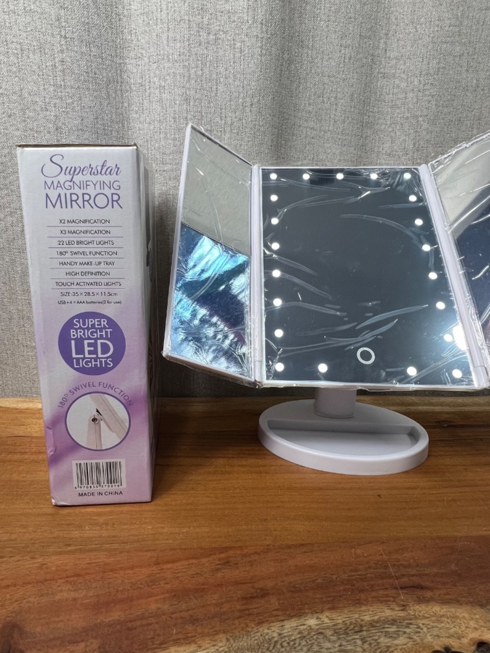 ❤️ Superstar Tri-Fold LED Makeup Mirror with Magnification - Picture 3 of 10